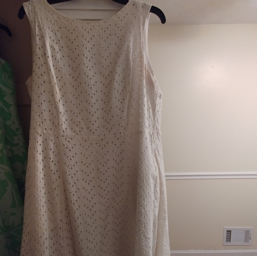 Stylish knee-length dress with pockets!